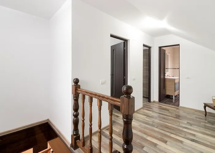 Lucky House Готель *