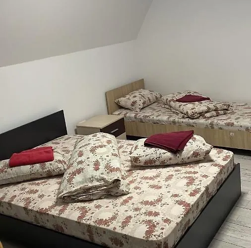 Lucky House Готель *