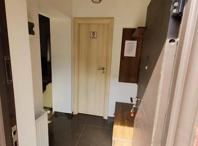 Lucky House Готель *